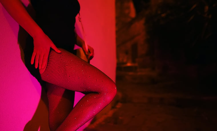 Une prostituée au coin d'une rue