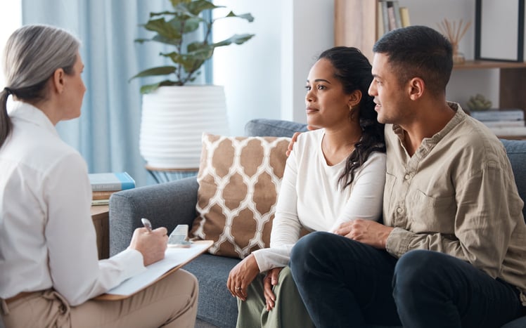 Un couple parle à un psy