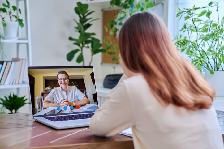 Une femme parle à un psy en visio