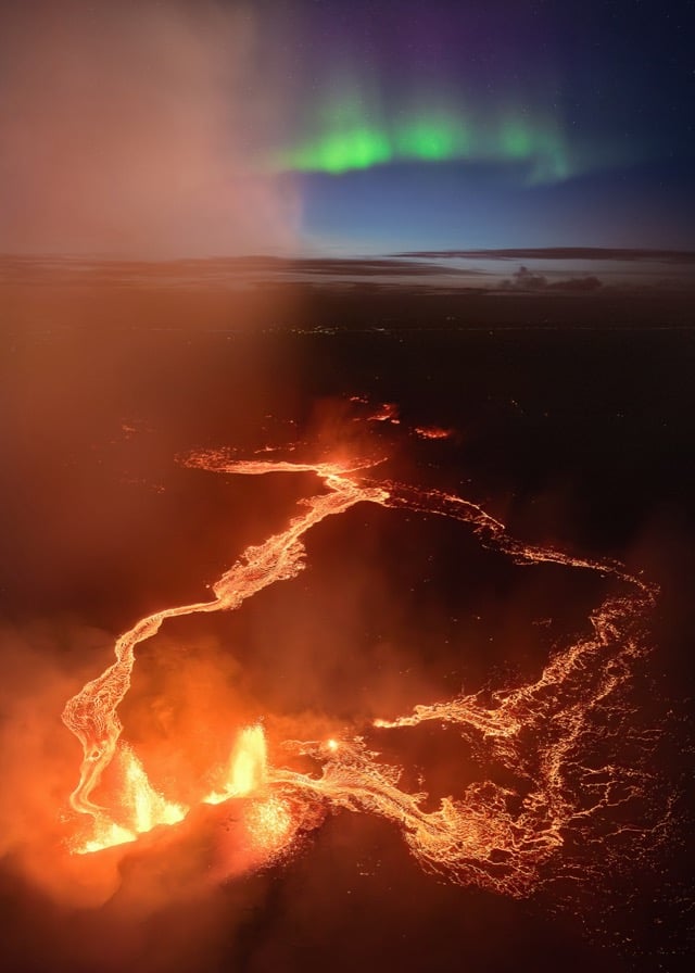 Des aurores boréales au-dessus d'un volcan