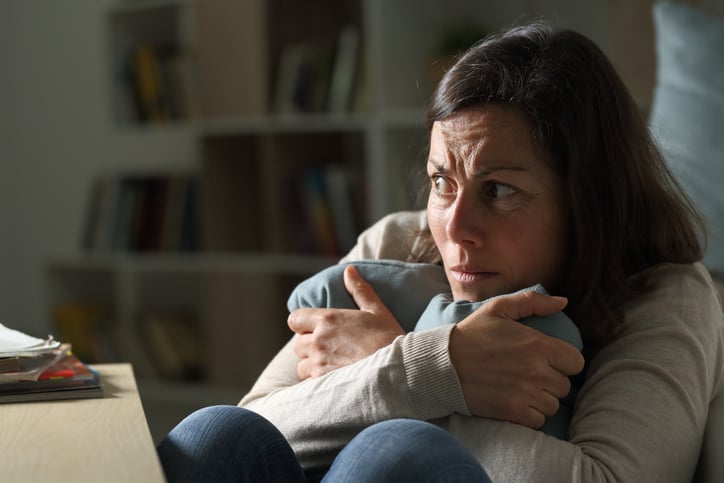 Une femme inquiète chez elle