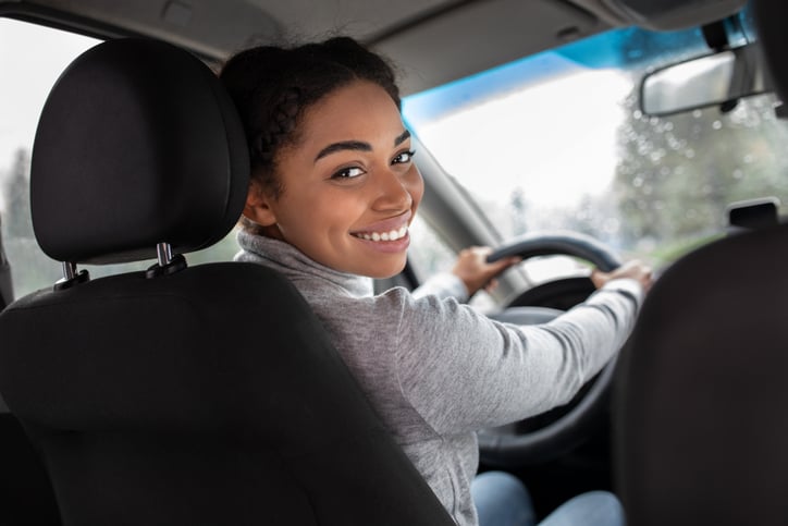 Une femme au volant d'une voiture