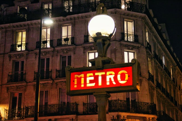 Une station de métro à Paris