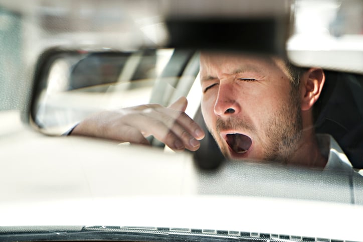 Un homme fatigué au volant