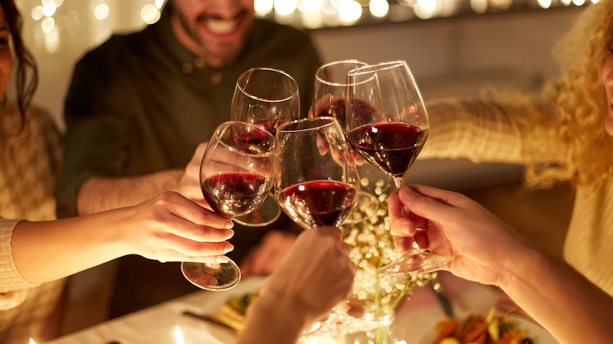 Des amis trinquent à Noël avec du vin