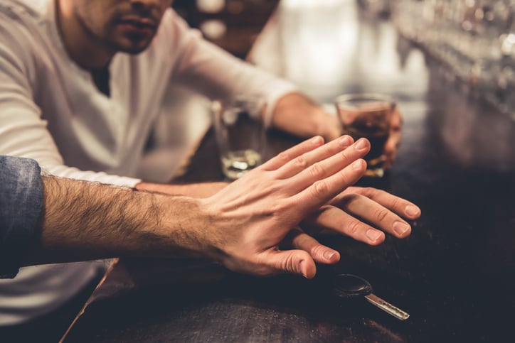 Un homme empêche son ami alcoolisé de conduire