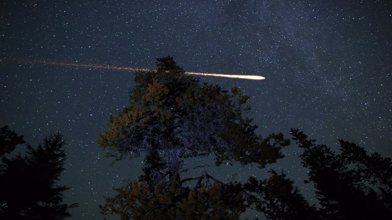 Une étoile filante dans le ciel