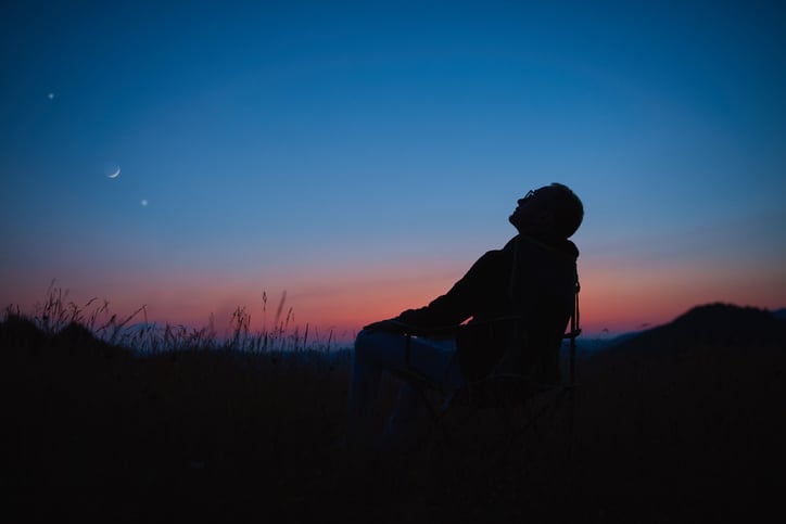 Un homme regarde les étoiles