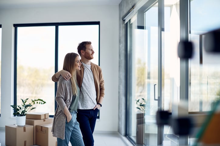 Un couple heureux dans une maison