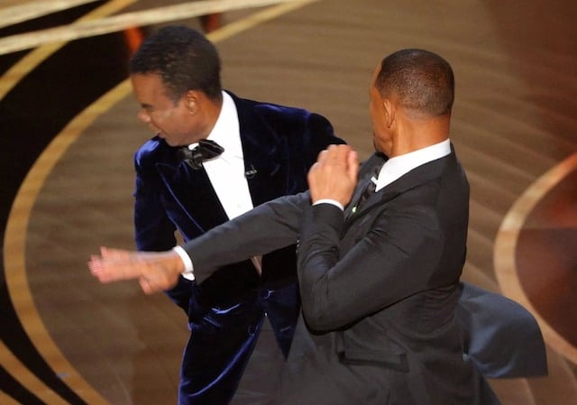 Will Smith en train d'assener une gifle à Chris Rock pendant les Oscars 