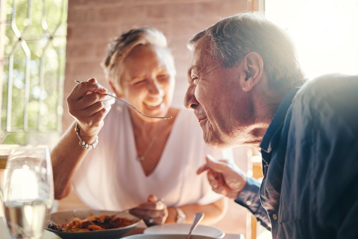 Un couple de seniors heureux