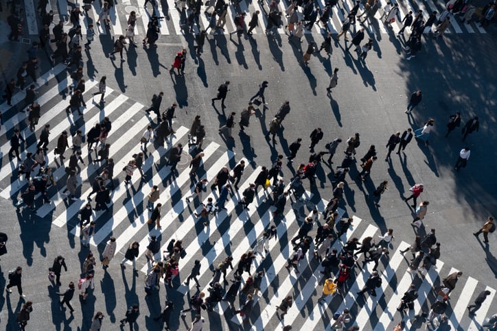 Heure de pointe à Tokyo, avec des centaines de travailleurs convergeant vers leur lieu de travail