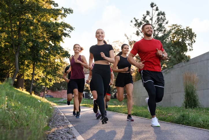 Un groupe de personnes en train de courir