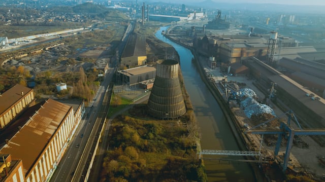 Vue aérienne d’une centrale électrique abandonnée à Charleroi, Belgique 