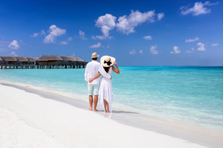 Un couple sur une plage des Maldives