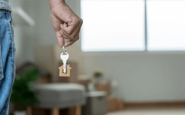 Un homme qui tient les clés de sa nouvelle maison