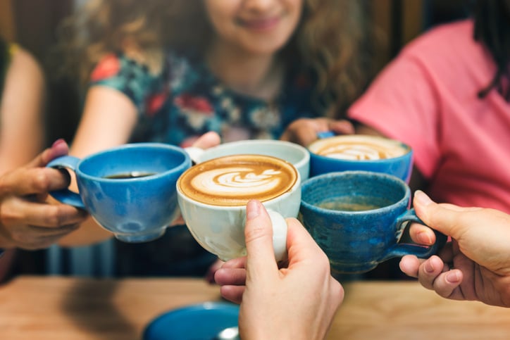 Des amis boivent du café