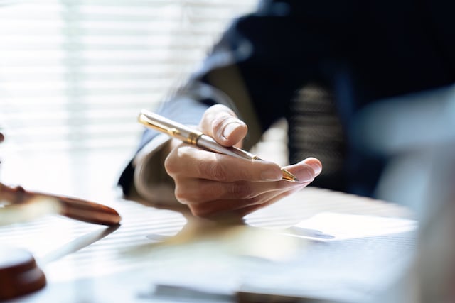 Un avocat en train de finaliser un testament 