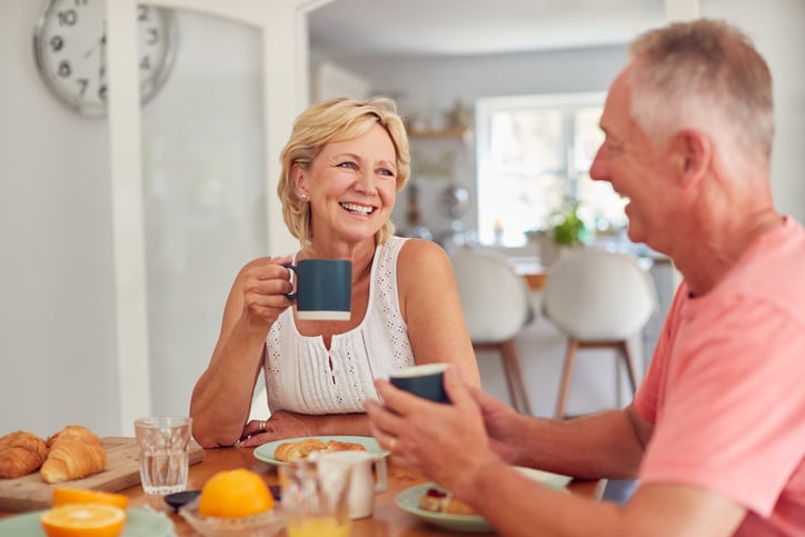 Un couple prend le petit-déjeuner