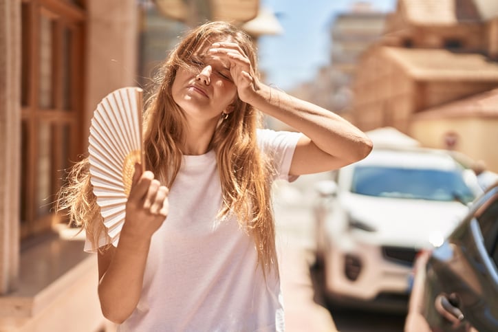 Une femme utilise un éventail