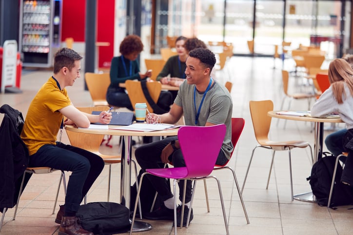 Des étudiants attablés