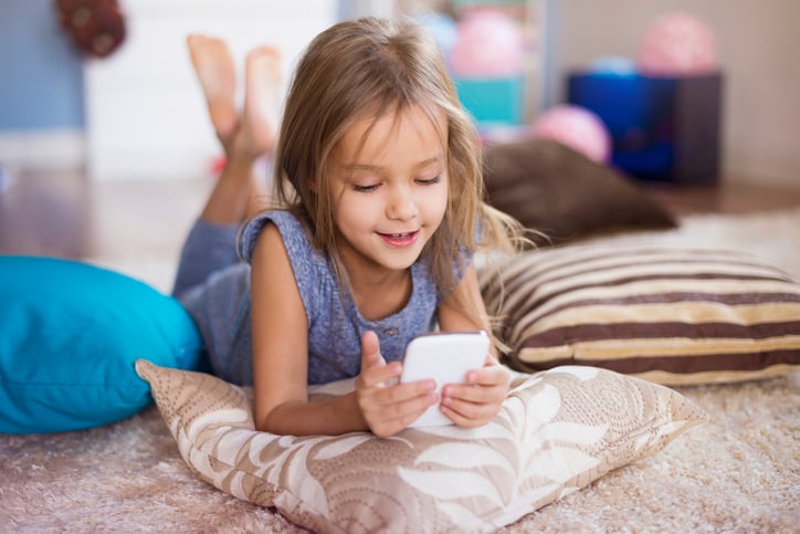 Une petite fille utilise un téléphone