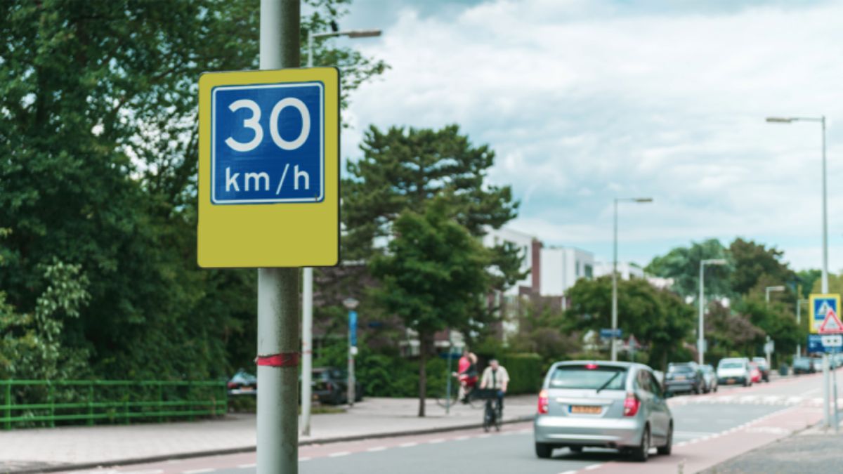 Panneau C4A consiellant aux automobilistes français d'adopter la vitesse de 30km/h