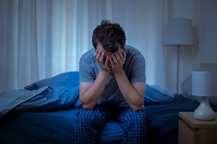 Un homme se tient la tête dans les mains