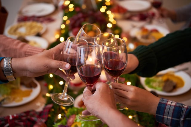 Un groupe d'amis portant un toast pendant les fêtes