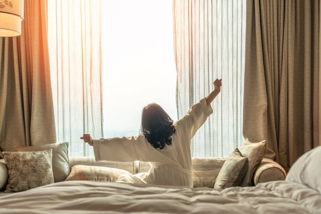 Femme qui se réveille avec de l'énergie