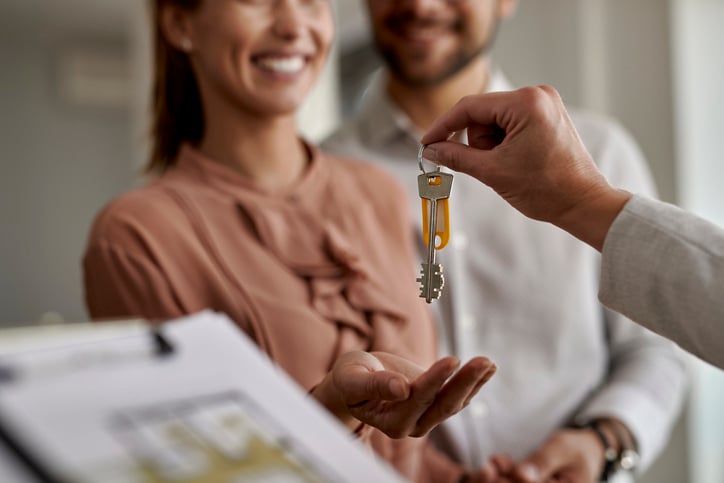 Un couple récupère les clés de l'appartement qu'il vient d'acheter