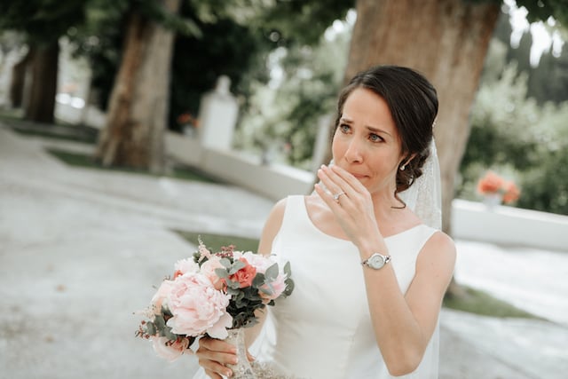 Une mariée au bord des larmes