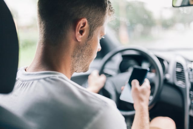 Un conducteur qui utilise son portable au volant