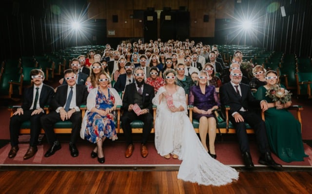 Une photo de groupe de mariage