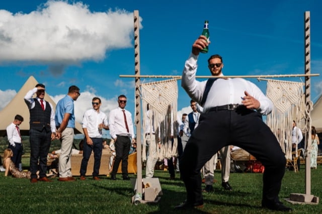 Les invités s'amusent à un mariage