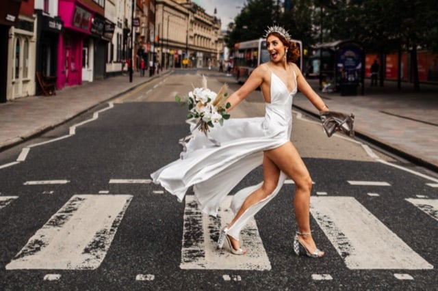 Une mariée court dans une ville