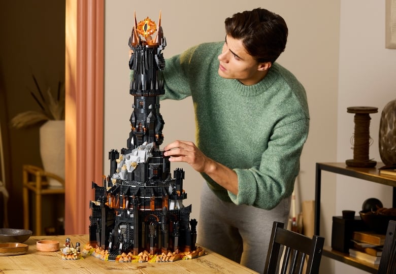 Un homme joue avec le set LEGO® de la forteresse de Barad-Dur (Le Seigneur des anneaux)