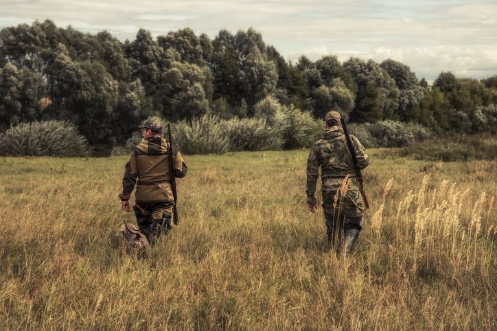 Deux chasseurs traquent le gibier 