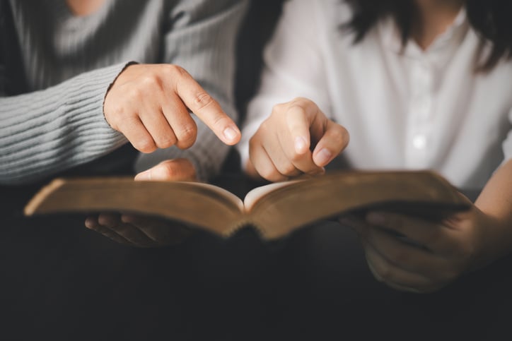 Deux personnes lisent un livre