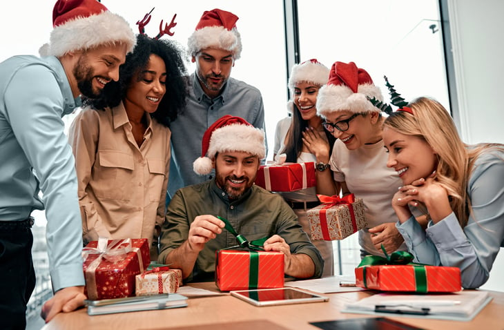 Des employés ouvrent des cadeaux