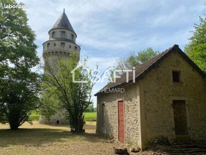 La tour et sa maison en vente