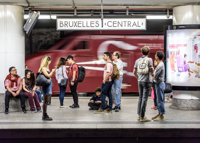 Des voyageurs sur un quai de la Gare de Bruxelles Central