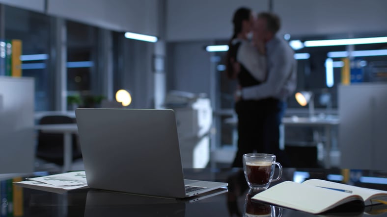 Deux collègues qui entretiennent une relation adultère au bureau