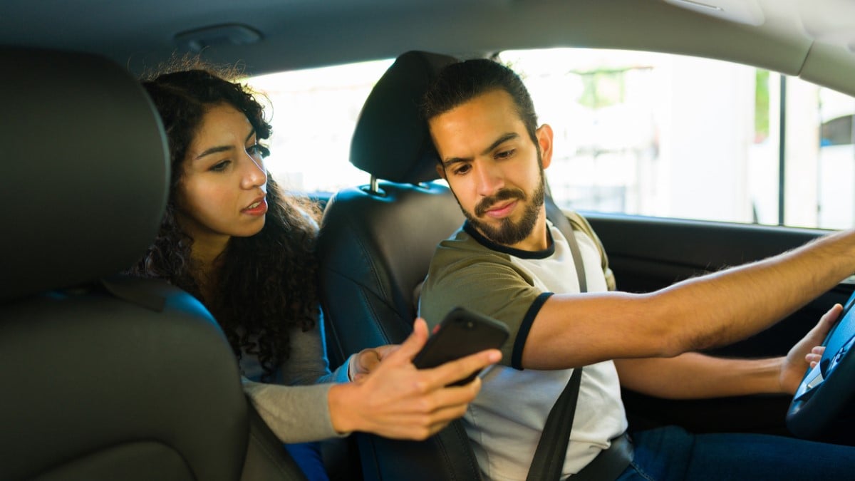 Une passagère et un chauffeur dans une voiture