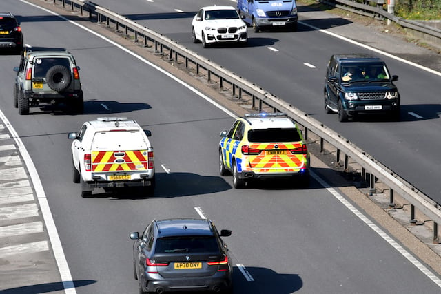 Une voiture de police sur la route