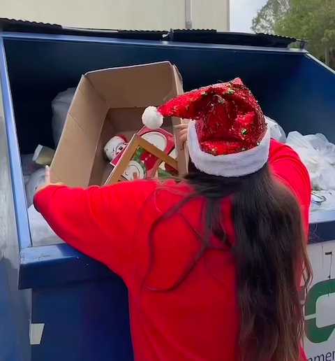 Melanie Diaz fouille les poubelles pour trouver des cadeaux de Noel