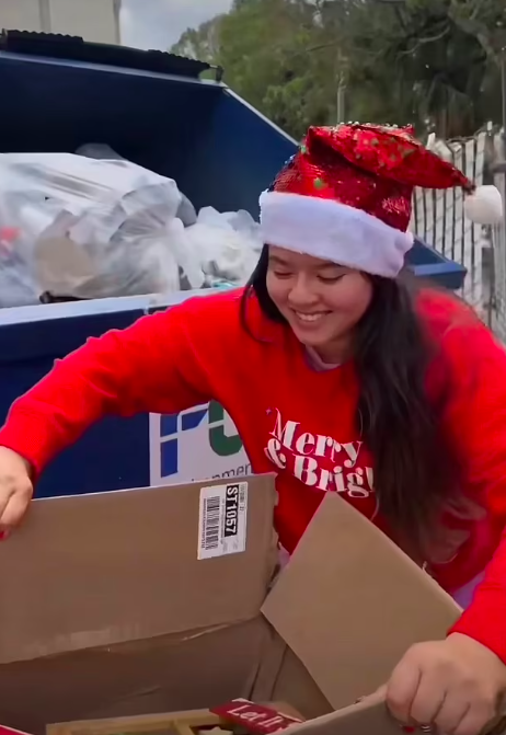 Melanie Diaz fouille les poubelles pour trouver des cadeaux de Noel