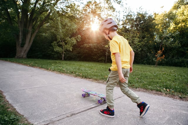 Un jeune garçon et son skateboard