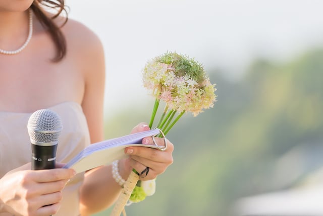 Une mariée en train de prononcer un discours 