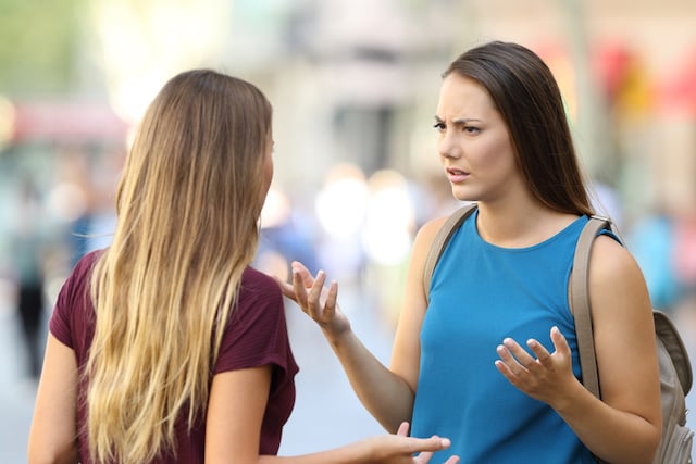 Deux femmes en train de disputer